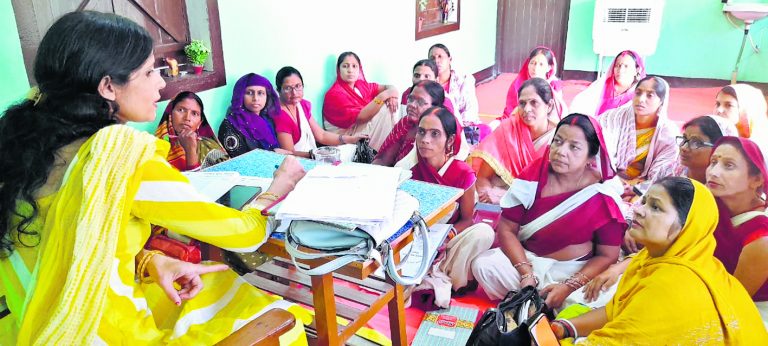 आंगनबाड़ी सेविकाओं को दी गयी पीएम मातृत्व वंदना व सीएम कन्या उत्थान योजना की जानकार