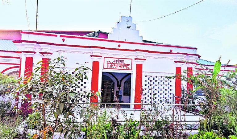 जिला परिषद के चार सदस्य कोर्ट, तो एक गुट डीएम की शरण में