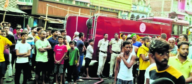 Jamui News : साड़ी दुकान में लगी आग, एक करोड़ की संपत्ति का नुकसन, व्यवसायियों में मची रही अफरातफरी