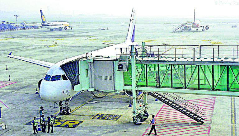उड़ान भरने के दौरान आयी प्लेन में दिक्कत, रनवे से हटाया गया विमान