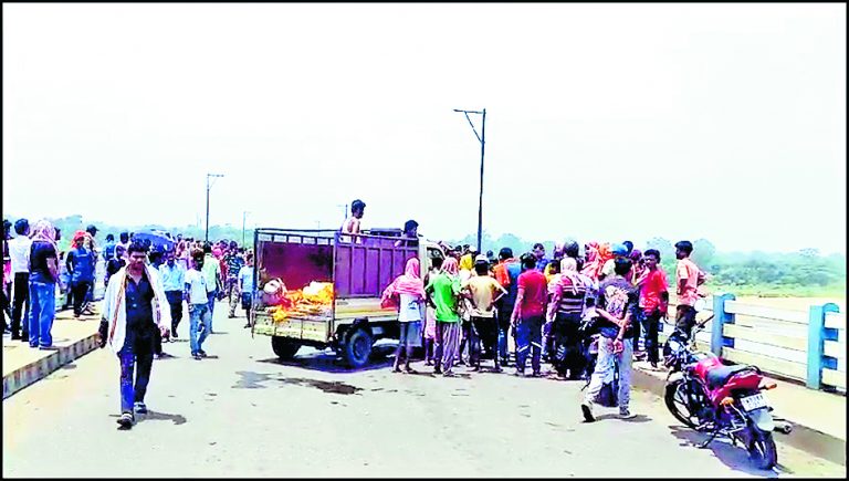 डिशरगढ़ नेताजी सेतु पर घंटों किया चक्काजाम, पुरुलिया व पश्चिम बर्दवान में ठप रही आवाजाही