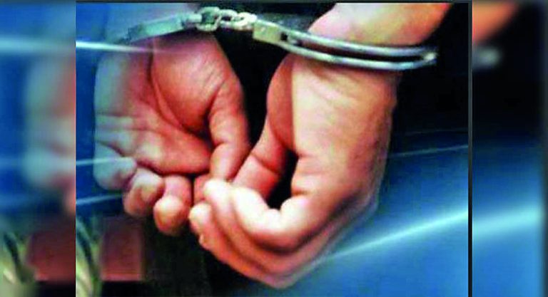घातक हथियारों के साथ चार गिरफ्तार, चार हो गये फरार