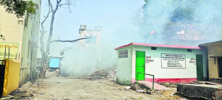 किला परिसर में कचरे के अंबर में लगी आग