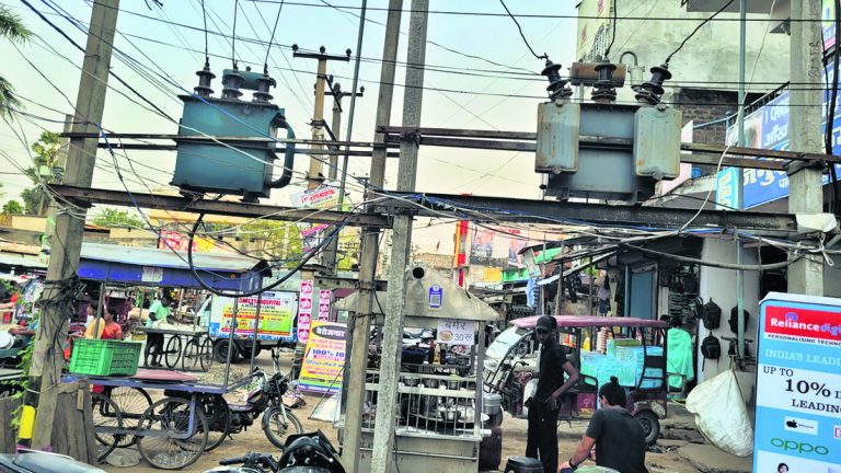 Jamui News : ट्रांसफॉर्मर के नीचे संचालित हो रही हैं दुकानें, किसी भी वक्त हो सकता है हादसा