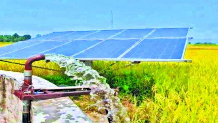 जमीन पर नीचे खेती, ऊपर सोलर प्लांट लगा किसान बढ़ा सकेंगे अपनी आमदनी
