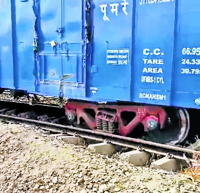मालगाड़ी डिरेल होने से ट्रेनों का परिचालन रहा बाधित