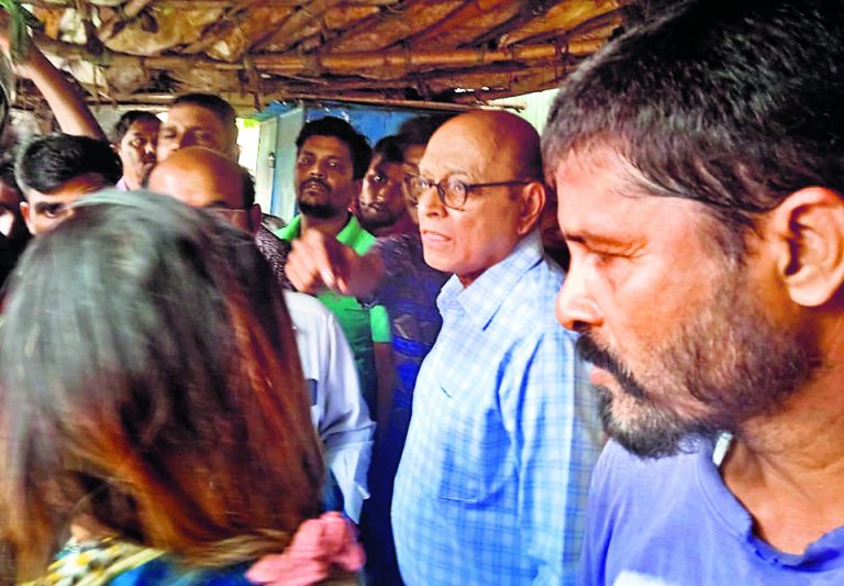 कोकर में कार ने स्कूटी में मारा धक्का, दंपती व बच्चा घायल