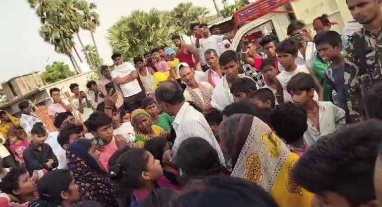 धनरूआ में पानी के लिए ग्रामीणों ने जाम की सड़क