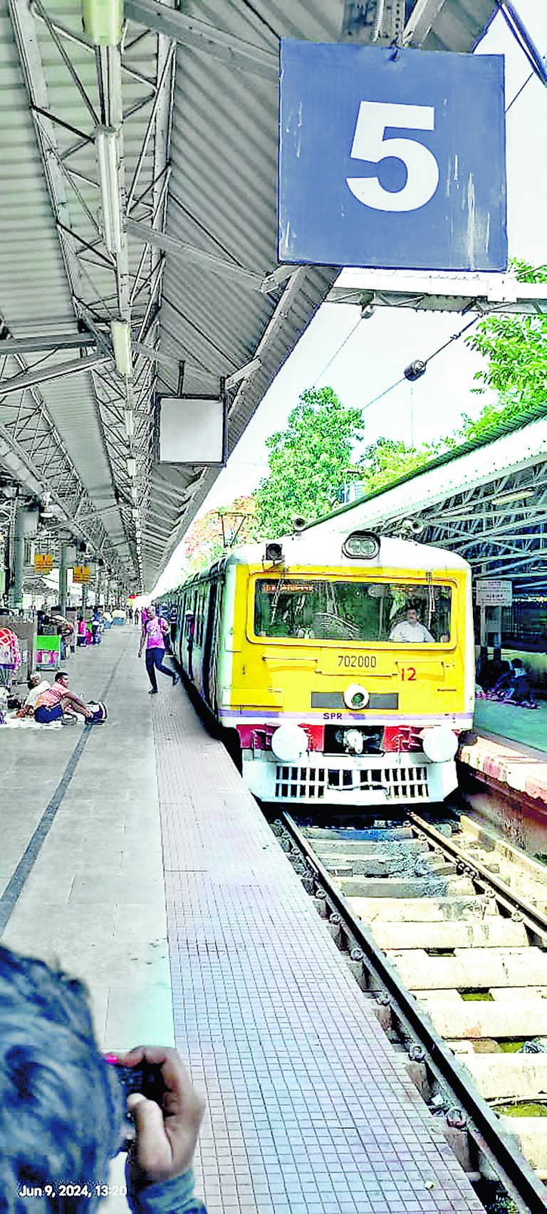 सियालदह में अब ट्रेन सेवा सामान्य