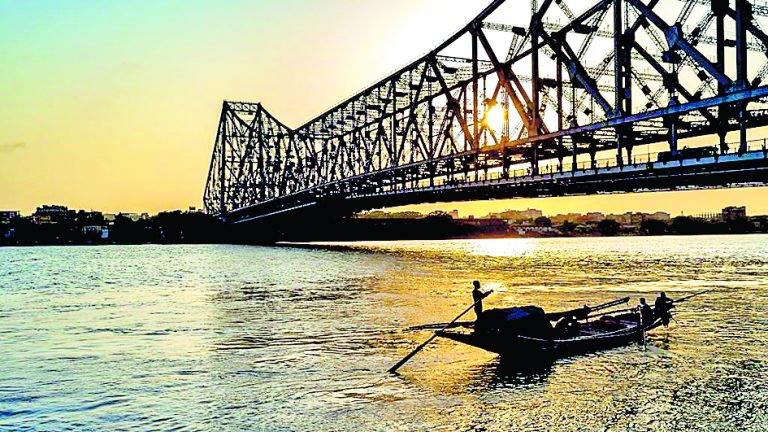 गंगा में दिखा मगरमच्छ, लोगों में फैली दहशत