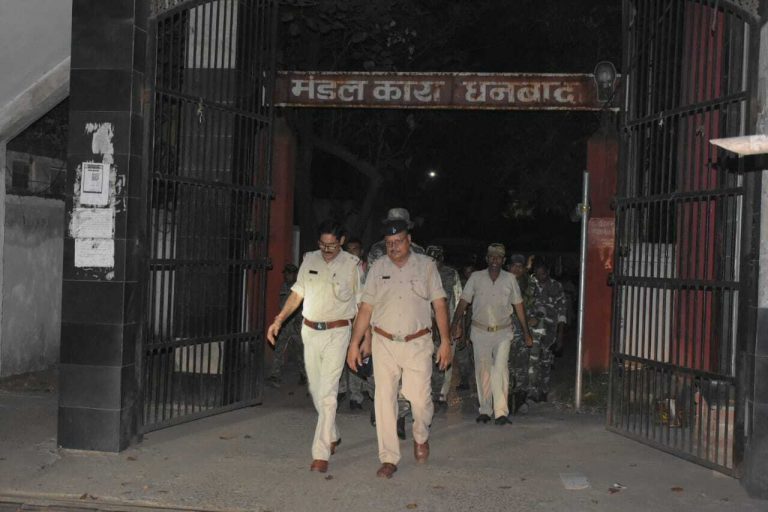 मंडल कारा में छापेमारी, मोबाइल समेत कई आपत्तिजनक सामान बरामद