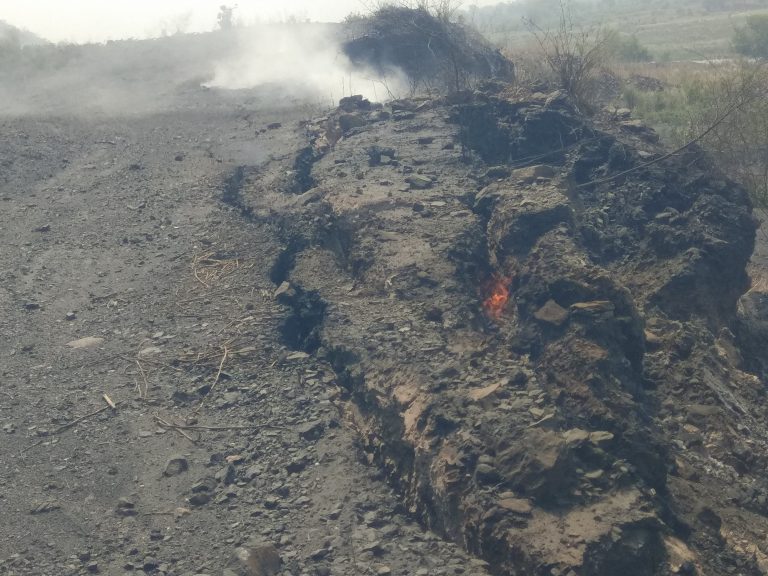 रिजेक्ट कोयला में लगी आग हुई तेज, मार्ग को खतरा