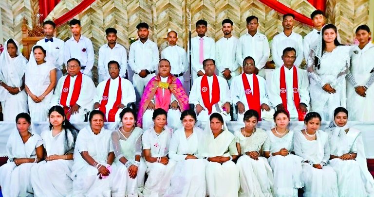 संत स्टीफन चर्च में 25 युवाओं ने किया यीशु को अंगीकार