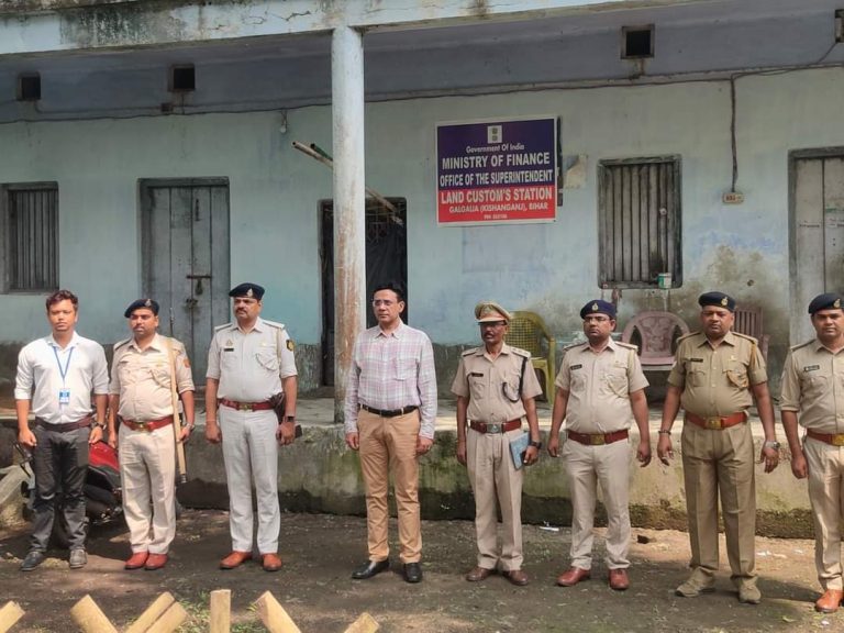 कस्टम आयुक्त ने इंडो-नेपाल सीमा स्थित गलगलिया व भातगांव चेक पोस्ट का किया निरीक्षण