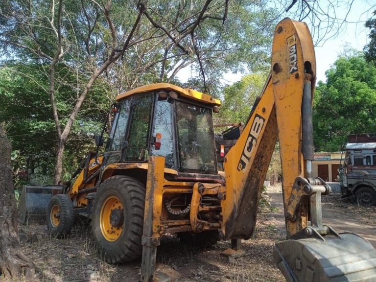 वन भूमि में डोभा काटने के कार्य में लगा जेसीबी जब्त, एक गिरफ्तार