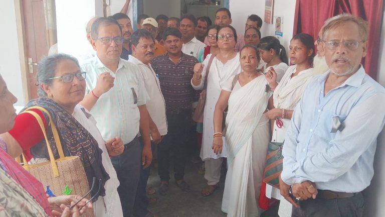 स्वास्थ्यकर्मियाें ने काला बिल्ला लगा जताया विरोध