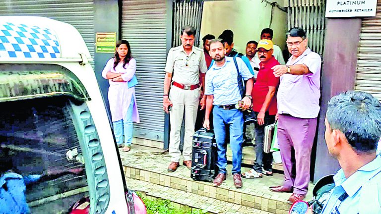 ज्वेलरी शोरूम में हुई डकैती के तीसरे दिन जांच के लिए फॉरेंसिक एवं सीआइडी की टीमें पहुंचीं