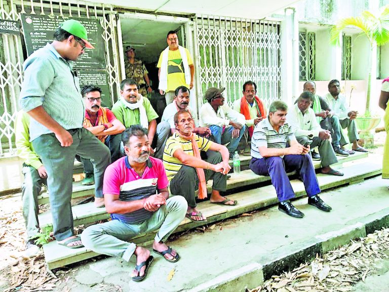 एचइसी के सप्लाई कर्मियों ने निदेशक व महाप्रबंधक को कार्यालय से निकाला