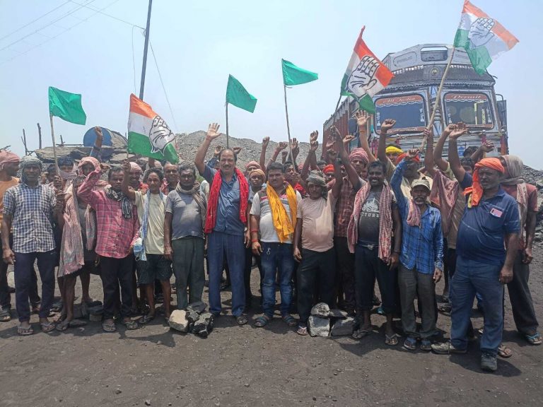 एनटी-एसटी कोलडंप के मजदूरों ने की ट्रांसपोर्टिंग ठप