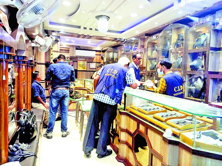 आभूषण की दुकान में दिनदहाड़े हुई लूट, लुटेरों ने की फायरिंग भी