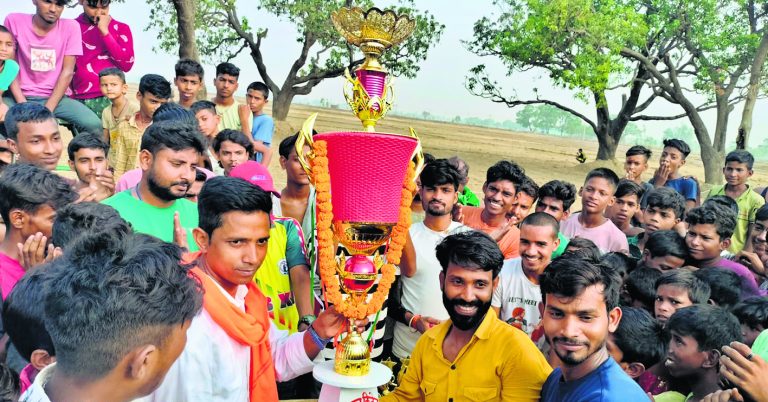 बारुन नाइट क्रिकेट ट्राॅफी पर सोनू निगम किंग्स इलेवन ने जमाया कब्जा