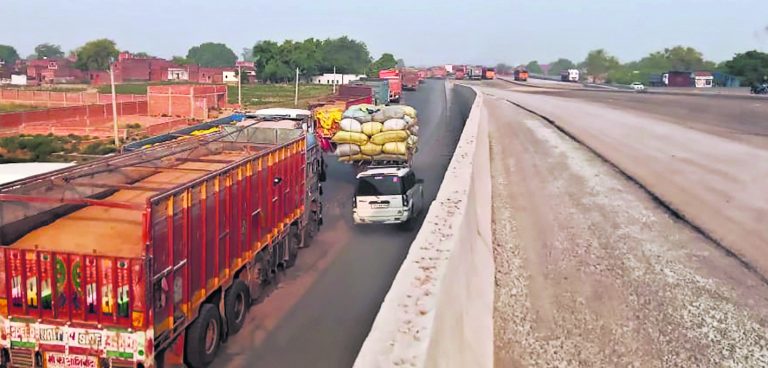 ट्रकों का चार घंटों तक थमा रहा पहिया