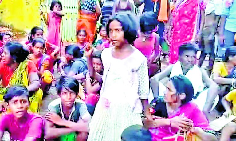 बर्दवान : पेड़ से फंदे के सहारे लटकी मिली तलाकशुदा महिला, लोगों ने घेरा थाना