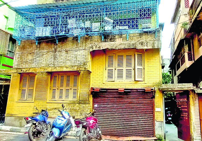 कॉस्मेटिक्स व्यवसायी ने लगायी फांसी