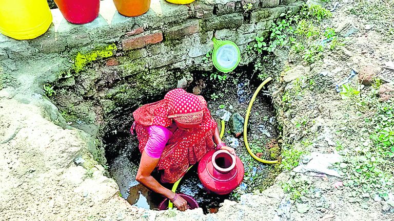रानीगंज : पीने के पानी के लिए उतरना पड़ता है गड्ढे में
