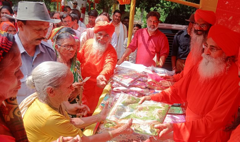 आनंद मार्ग यूनिवर्सल रिलीफ टीम ग्लोबल ने किया साड़ी व धोती का वितरण