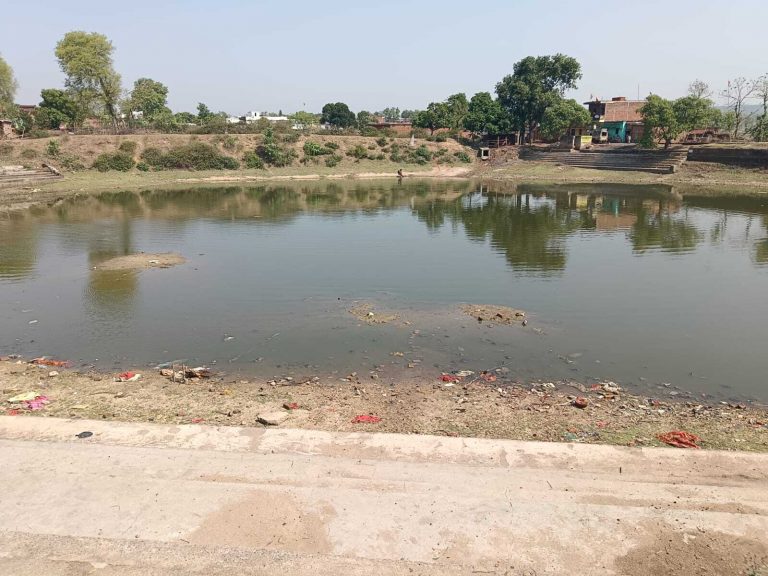 रोज कमाने खाने वाले भीषण गर्मी में नहीं कर पा रहे मजदूरी