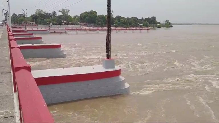 कोसी नदी के जलस्तर में लगातार हो रही बढ़ोतरी, खोले गए 14 फाटक