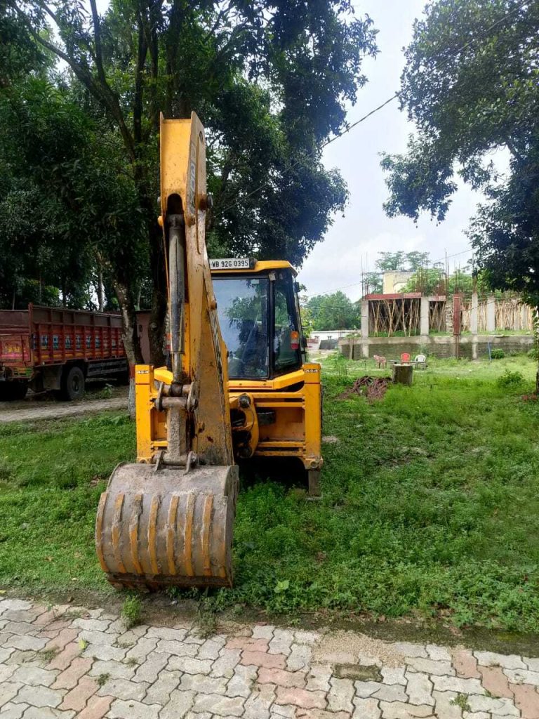 अवैध खनन में लगे जेसीबी को सीओ ने किया जब्त