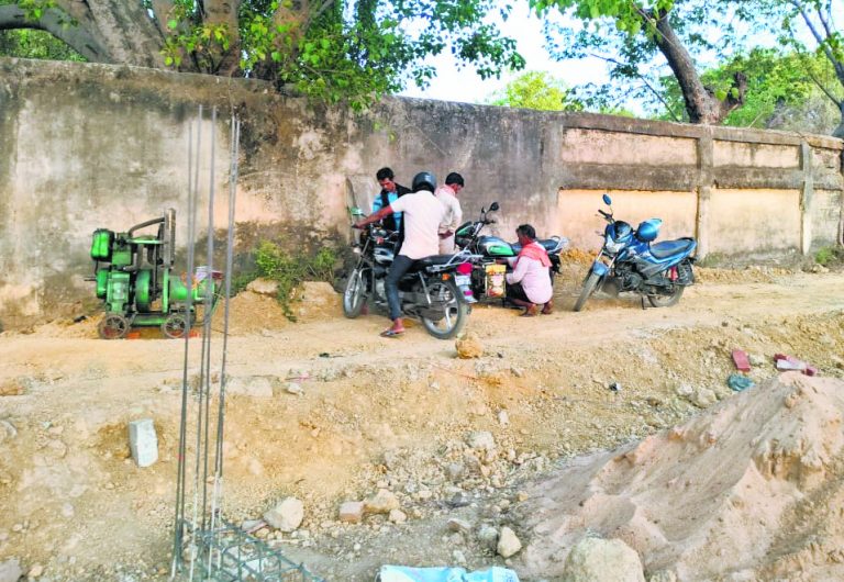 सिंचित क्षेत्र को बंजर बनाने में जुटे प्लॉटर, सीओ ने रोका कार्य