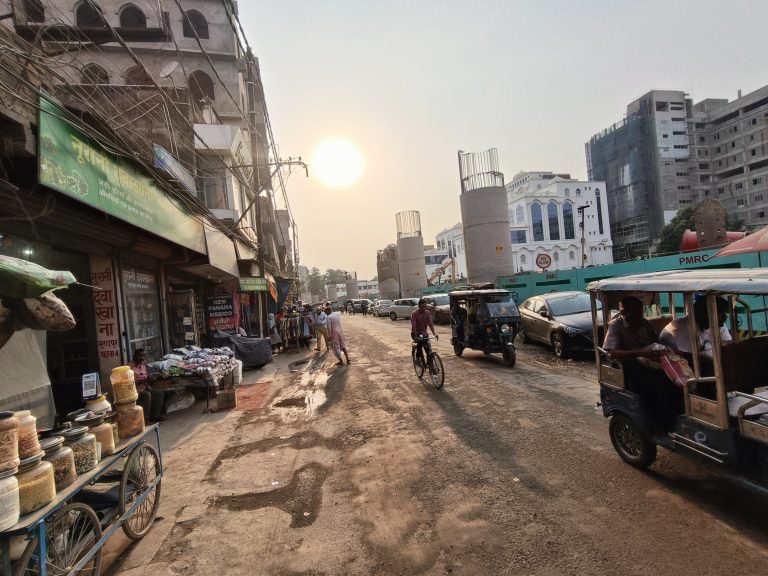 Patna : मेट्रो प्रोजेक्ट में जा रहीं चार दुकानों को न मुआवजा, न शिफ्टिंग