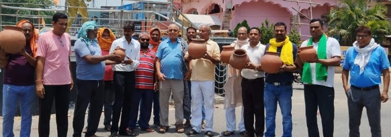 10 पंचायतों में जलापूर्ति नहीं,  मटका फोड़ कर जताया विरोध
