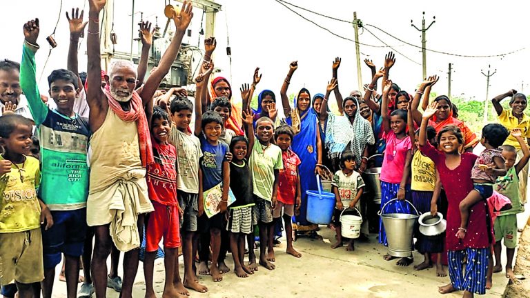 Bhagalpur News: सर! हम पढ़ाई करें कि पानी ढोयें