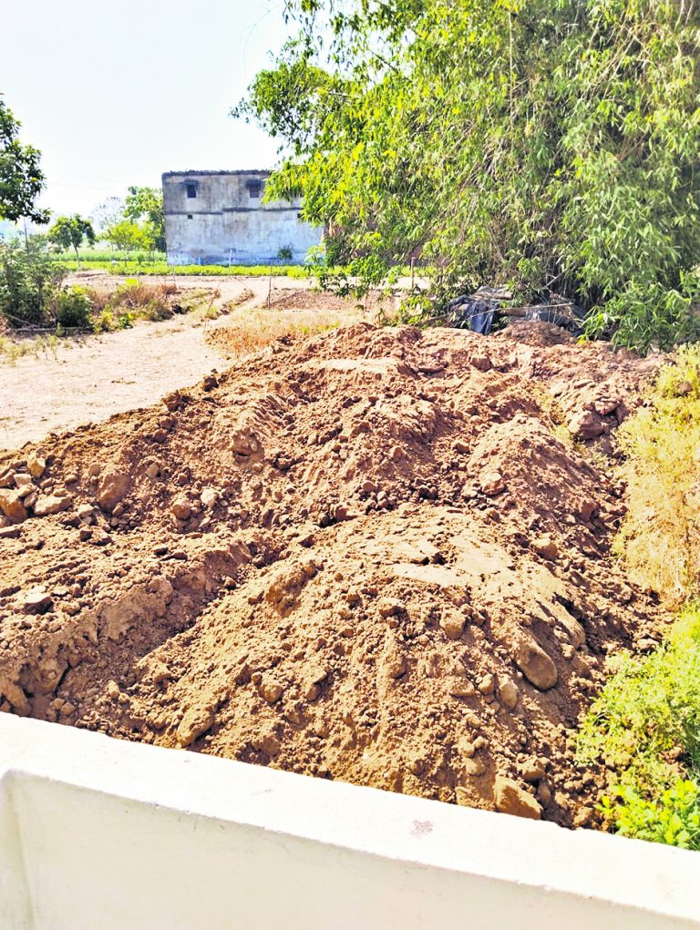 सिंचाई विभाग के करहा पर सड़क बनाने पर सीओ ने लगायी रोक