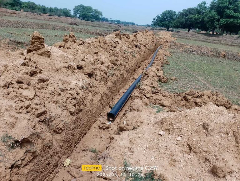 खेतों में पाइपलाइन बिछाने के लिए कर दिये गये गड्ढे, किसानों का कृषि कार्य हो रहा बाधित