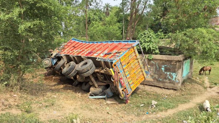 एनएच-80 पर ट्रक ने सामने से ट्रैक्टर में मारी टक्कर, चालक सहित तीन मजदूर जख्मी