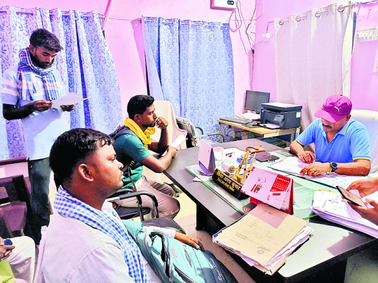 रास्ते से अतिक्रमण हटाने को लेकर ग्रामीणों ने किया अंचल कार्यालय का घेराव