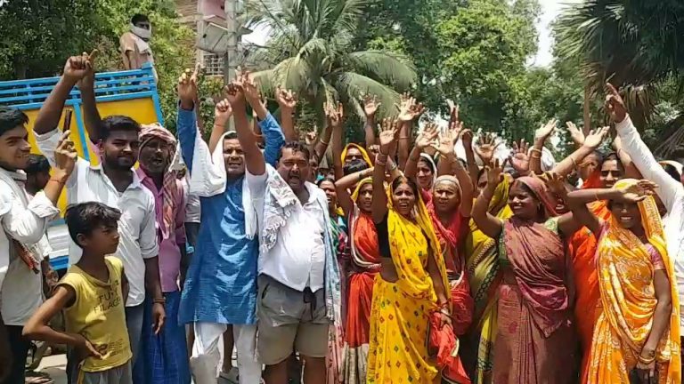 पानी की समस्या को लेकर ग्रामीण उतरे सड़क पर