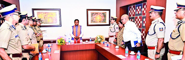 मुख्यमंत्री ने पुलिस महानिदेशक के साथ की बैठक, बोले-थाना आने वाले लोगों की शिकायतें सुनें, उनके साथ अच्छा व्यवहार करें
