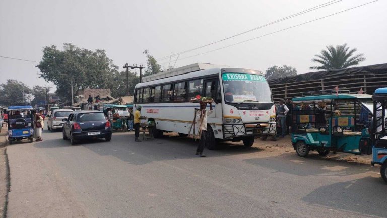 महेशपुर में बस स्टैंड नहीं रहने से यात्रियों को परेशानी, सड़क किनारे खड़ी होती है बसें