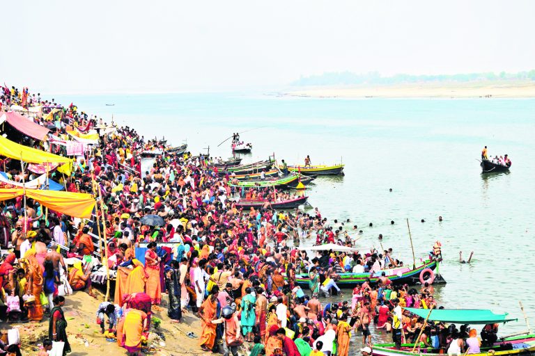 गंगा दशहरा पर श्रद्धा के साथ लगी आस्था की डुबकी