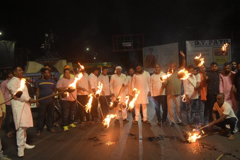 पूर्व छात्र नेता की पिटाई के विरोध में निकला मशाल जुलूस