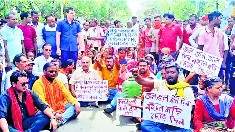 पेयजल आपूर्ति की मांग को लेकर विधायक के नेतृत्व में सड़क जाम