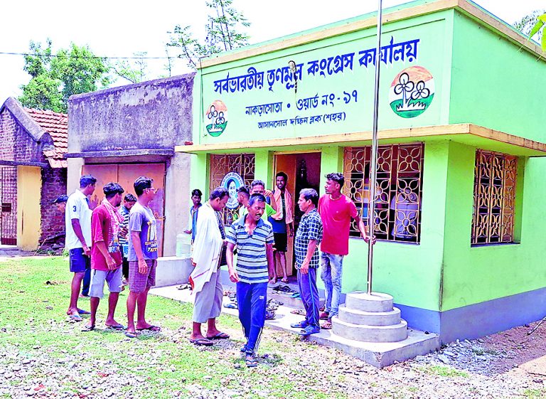 जलापूर्ति की समस्या को लेकर ग्रामीणों ने की पार्षद से मुलाकात