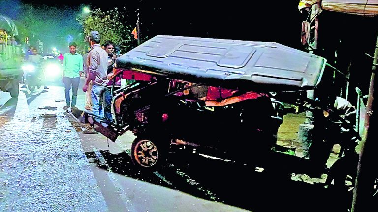 टोटो और बस की टक्कर में यात्री की दोनों टांगें टूटीं