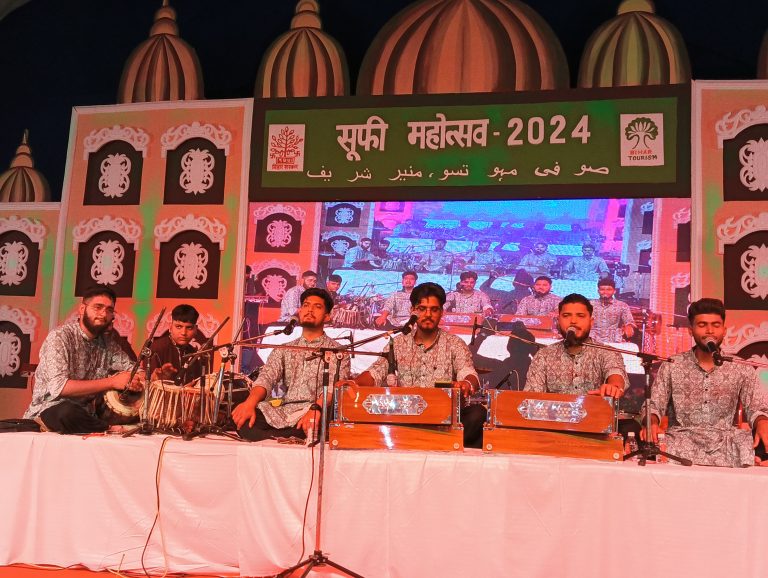भर दे झोली मेरी या मोहम्मद… पर झूम उठे श्रोता